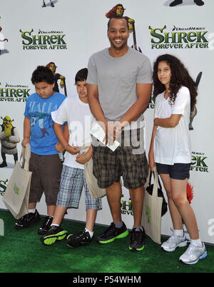 Donald Faison   kids  50   - Shrek Forever After Premiere at the Gibson Amphitheatre in Los Angeles.Donald Faison   kids  50  Event in Hollywood Life - California, Red Carpet Event, USA, Film Industry, Celebrities, Photography, Bestof, Arts Culture and Entertainment, Celebrities fashion, Best of, Hollywood Life, Event in Hollywood Life - California, Red Carpet and backstage, Music celebrities, Topix, Couple, family ( husband and wife ) and kids- Children, brothers and sisters inquiry tsuni@Gamma-USA.com, Credit Tsuni / USA, 2010 Stock Photo