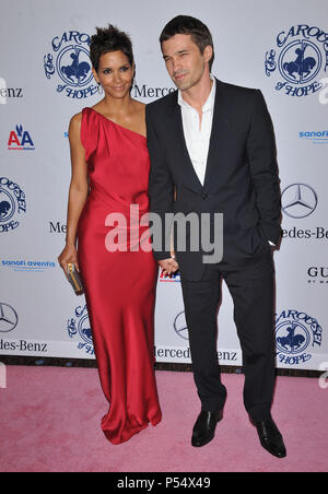 Halle Berry and Olivier Martinez   - Carousel Of Hope at the Beverly Hilton Hotel In LosAngeles.Halle Berry, Olivier Martinez 55  Event in Hollywood Life - California, Red Carpet Event, USA, Film Industry, Celebrities, Photography, Bestof, Arts Culture and Entertainment, Celebrities fashion, Best of, Hollywood Life, Event in Hollywood Life - California, Red Carpet and backstage, Music celebrities, Topix, Couple, family ( husband and wife ) and kids- Children, brothers and sisters inquiry tsuni@Gamma-USA.com, Credit Tsuni / USA, 2010 Stock Photo