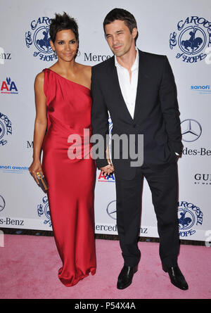 Halle Berry and Olivier Martinez   - Carousel Of Hope at the Beverly Hilton Hotel In LosAngeles.Halle Berry, Olivier Martinez 56  Event in Hollywood Life - California, Red Carpet Event, USA, Film Industry, Celebrities, Photography, Bestof, Arts Culture and Entertainment, Celebrities fashion, Best of, Hollywood Life, Event in Hollywood Life - California, Red Carpet and backstage, Music celebrities, Topix, Couple, family ( husband and wife ) and kids- Children, brothers and sisters inquiry tsuni@Gamma-USA.com, Credit Tsuni / USA, 2010 Stock Photo
