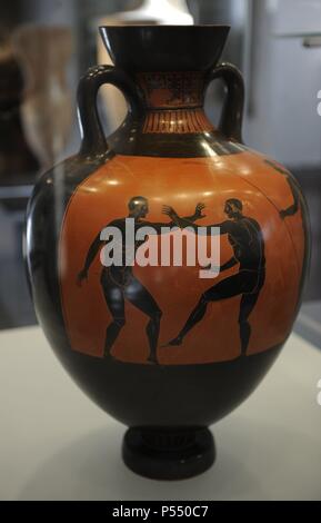 Greek Art.  Panathenaic amphore. Wessel painting. Wrestlers. The large container was once filled with olive oil and given as a prize at the Panathenian Games in Athens to the winner of the depicted wrestling competition. Ny Carlsberg Glyptotek. Copenhague. Denmark. Stock Photo