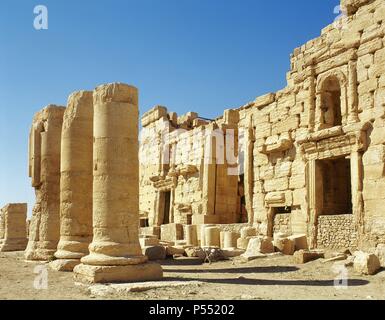 ARTE ROMANO. SIRIA. PALMIRA. Antigua ciudad, documentada ya en el II milenio. Vivió su periodo de máximo esplendor comercial bajo dominación romana (s. I-III d. C.). Vista parcial de uno de los muros exteriores del TEMPLO DE BAAL SHAMIN, dios de los cielos. Fechachado en el siglo I d. C. (Oasis de Tadmor) . Stock Photo