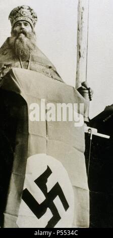 SEGUNDA GUERRA MUNDIAL. Celebración de una misa de la iglesia ortodoxa en territorio soviético en plena dominación alemana. El más viejo de la comunidad en su plática a los campesinos. Stock Photo