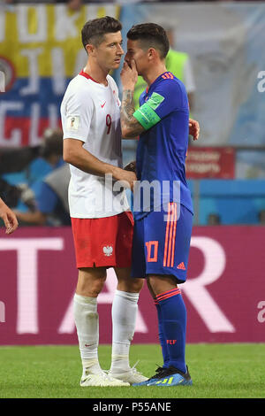 Kazan, Russland. 24th June, 2018. James RODRIGUEZ (COL, re) consoles Robert LEWANDOWSKI (POL) after the end of the game, consolation, action. Poland (PO) -Kolumbia (COL) 0-3, Preliminary Round, Group C, Match 31 on 24.06.2018 in Kazan, Kazan Arena. Football World Cup 2018 in Russia from 14.06. - 15.07.2018. | usage worldwide Credit: dpa/Alamy Live News Stock Photo