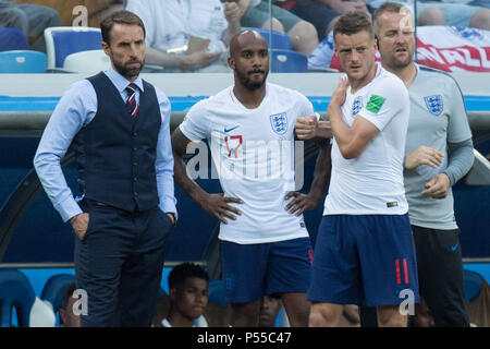 Gareth SOUTHGATE (left, coach, ENG) brings Fabian DELPH (2nd from left, ENG) and Jamie VARDY (ENG), substitution, full figure, reserve, half figure, half figure, England (ENG) - Panama (PAN ) 6: 1, preliminary round, group G, match 30, on 24.06.2018 in Nizhny Novgorod; Football World Cup 2018 in Russia from 14.06. - 15.07.2018. | usage worldwide Stock Photo