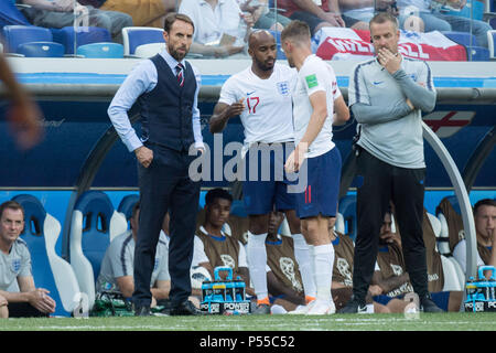 Gareth SOUTHGATE (left, coach, ENG) brings Fabian DELPH (mi., ENG) and Jamie VARDY (ENG), substitution, full figure, reserve, England (ENG) - Panama (PAN) 6: 1, preliminary round, group G. , Game 30, on 24.06.2018 in Nizhny Novgorod; Football World Cup 2018 in Russia from 14.06. - 15.07.2018. | usage worldwide Stock Photo