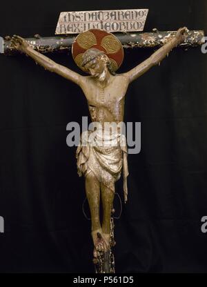 ARTE GOTICO. ESPAÑA. CRISTO CRUCIFICADO. Talla en madera de álamo policromada. Pieza realizada en el siglo XIV y que responde al tipo de Cristo sufriente. Iglesia parroquial de la Vilella Alta. Museo Diocesano de Tarragona. Cataluña. Stock Photo