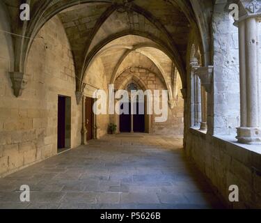 ARTE GOTICO. ESPAÑA. MONASTERIO DE SANTA MARIA (siglos XII-XV). Edificio de transición del románico al gótico. Clasificado Monumento Histórico en 1931, fue el más importante de la rama femenina de la orden del Císter en Cataluña. GALERIA ROMANICA del CLAUSTRO. VALLBONA DE LES MONGES. Provincia de Lleida. Comarca del Urgell. Cataluña. Stock Photo