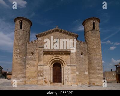 ARTE ROMANICO. ESPAÑA. SAN MARTIN DE FROMISTA. Iglesia románica construida hacia el 1.066. Es el único elemento que resta del Monasterio benedictino que mandó construir la reina Doña Mayor, viuda de Sancho el Mayor de Navarra. Edificio de planta basilical. FROMISTA. Provincia de Palencia. Castilla-León. Stock Photo