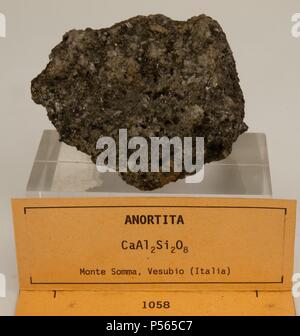 ANORTITA. Mineral del grupo de los silicatos. Pieza procedente del Vesubio. Italia. Stock Photo