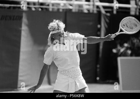 The Women's Singles final of the Dow Classic Tennis Tournament at the Edgbaston Priory Club. Pictured, Martina Navratilova in action. 18th June 1989. Stock Photo