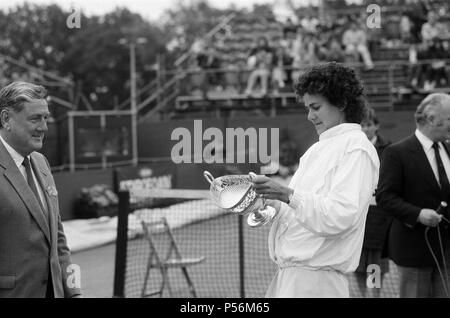 The Women's Singles final of the Dow Chemical Classic Tennis Tournament at the Edgbaston Priory Club. Pictured, winner Pam Shriver with the trophy. 14th June 1987. Stock Photo