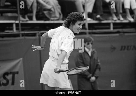 The Women's Singles final of the Dow Chemical Classic Tennis Tournament at the Edgbaston Priory Club. Pictured, Pam Shriver in action. 14th June 1987. Stock Photo