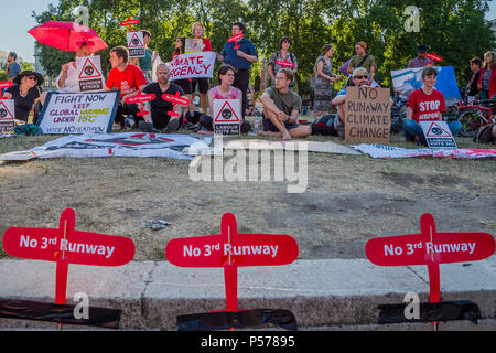 London, UK. 25th Jun, 2018. No 3rd runway vigil - As parliament debates the Third Runway at Heathrow, protestors lobby inside and protest outside. Credit: Guy Bell/Alamy Live News Stock Photo