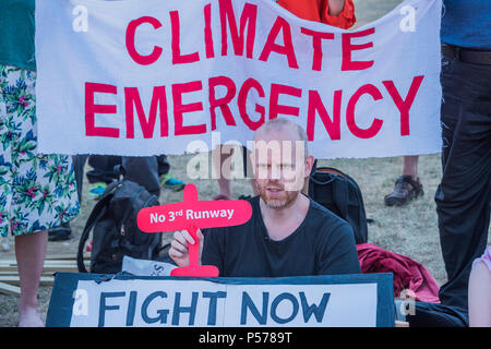 London, UK. 25th Jun, 2018. As parliament debates the Third Runway at Heathrow, protestors lobby inside and protest outside. Credit: Guy Bell/Alamy Live News Stock Photo