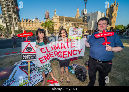 London, UK. 25th Jun, 2018. As parliament debates the Third Runway at Heathrow, protestors lobby inside and protest outside. Credit: Guy Bell/Alamy Live News Stock Photo