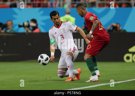 Saransk, Russia. 25th June, 2018. Iran's Ehsan Hajsafi (L) battles for the ball with Portugal's Ricardo Quaresma during the FIFA World Cup 2018 Group B soccer match between Iran and Portugal, at the Mordovia Arena in Saransk, Russia, 25 June 2018. Credit: Saeid Zareian/dpa/Alamy Live News Stock Photo