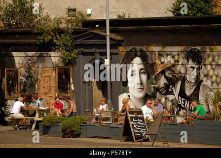 Glasgow, Scotland, UK 25th  June. UK Weather:Sunny sizzling weather as locals and tourists enjoy the good weather,recreation and sunbathing. In the city’s bridgegate the tragedy helicopter pub the clutha is busy among its murals of famous patrons  .Gerard Ferry/Alamy news Credit: gerard ferry/Alamy Live News Stock Photo