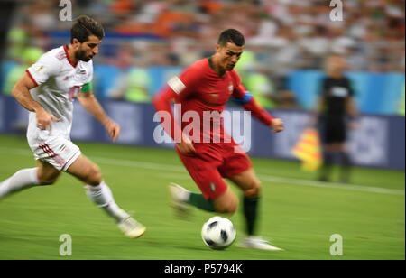Saransk, Russia. 25th June, 2018. Soccer: FIFA World Cup 2018, Iran vs Portugal, group stages, group B, 3rd matchday: Iran's Karim Ansarifard (L) and Portugal's Cristiano Ronaldo vie for the ball. Credit: Andreas Gebert/dpa/Alamy Live News Stock Photo
