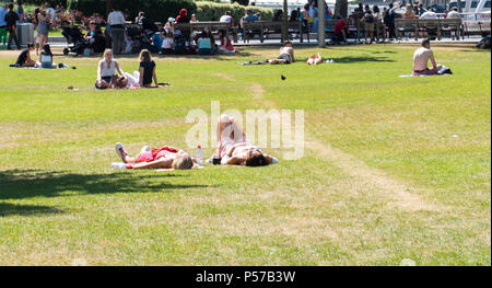 London, UK. 25th June 2018. UK Weather. Hot sun and sweltering heat in Central London. Credit: PQ Images/Alamy Stock Photo