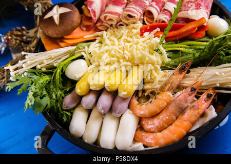 https://l450v.alamy.com/450v/p58dx4/south-korea-hot-pot-new-year-cake-hot-pot-p58dx4.jpg