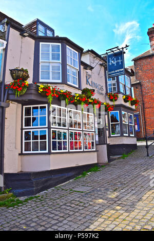 Pretty hanging baskets adorn the outside of the traditional Kings Head Inn at the top of Quay Hill, Lymington Hampshire Stock Photo