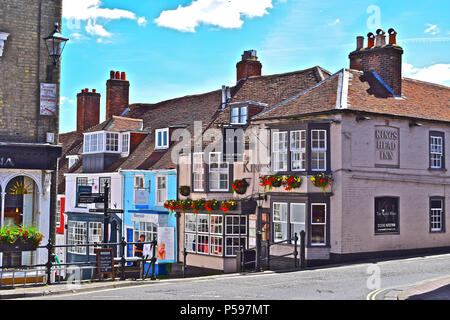 Pretty hanging baskets adorn the outside of the traditional Kings Head Inn at the top of Quay Hill, Lymington Hampshire Stock Photo