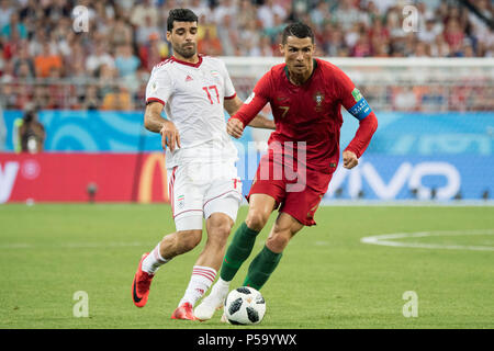 Saransk, Russland. 26th June, 2018. Mehdi TAREMI (left, IRN) versus Cristiano RONALDO (POR), action, duels, Iran (IRN) - Portugal (POR) 1: 1, preliminary round, group B, match 35, on 25.06.2018 in Saransk; Football World Cup 2018 in Russia from 14.06. - 15.07.2018. | usage worldwide Credit: dpa/Alamy Live News Stock Photo