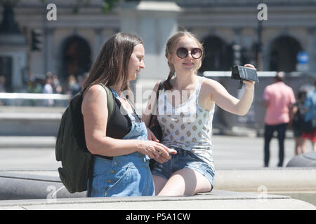 London UK. 26th June 2018. People enjoying the hot weather and sunshine in Trafalgar Square as the heatwave continues after the hootest day of the year on Monday with record temperatures reaching 33 degrees celsius in many parts of Britain Credit: amer ghazzal/Alamy Live News Stock Photo