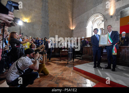 The honorary citizenship of Naples is given to Alberto Angela by the mayor Luigi De Magistris in the hall of the barons of the Maschio Angioino castle. 06/26/2018 - Naples, Italy Stock Photo