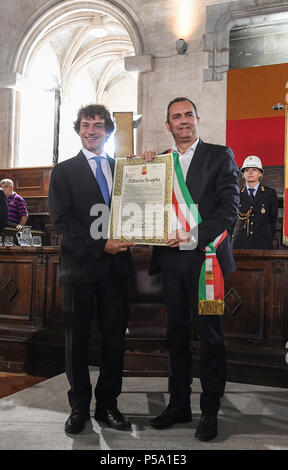 The honorary citizenship of Naples is given to Alberto Angela by the mayor Luigi De Magistris in the hall of the barons of the Maschio Angioino castle. 06/26/2018 - Naples, Italy Stock Photo