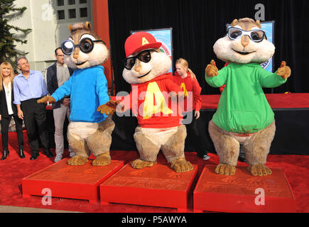 Alvin and The Chipwrecked - hand prints at the Chinese Theatre In Los Angeles. Alvin, Simon, Theodore, Jason Lee, Ross Bagdasarian, Janice BagdasarianAlvin and The Chipwrecked  10  Event in Hollywood Life - California, Red Carpet Event, USA, Film Industry, Celebrities, Photography, Bestof, Arts Culture and Entertainment, Topix Celebrities fashion, Best of, Hollywood Life, Event in Hollywood Life - California, movie celebrities, TV celebrities, Music celebrities, Topix, Bestof, Arts Culture and Entertainment, Photography,    inquiry tsuni@Gamma-USA.com , Credit Tsuni / USA, Honored with hand an Stock Photo