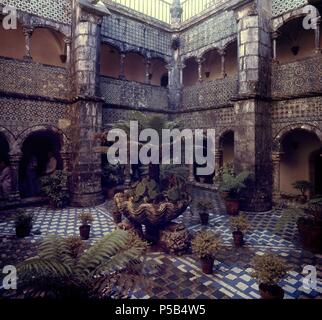 PATIO DEL PALACIO DA PENA CONSTRUIDO EN EL SIGLO XIX EN ESTILO ROMANTICO. Location: PALACIO DA PENA, SINTRA, PORTUGAL. Stock Photo