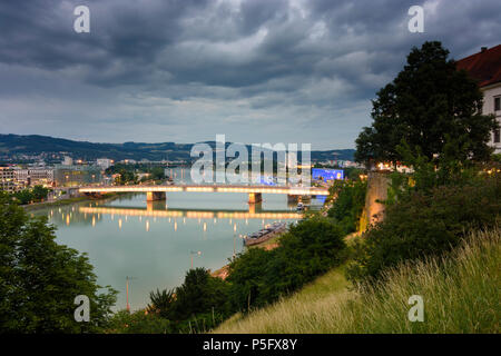 Linz: river Danube, bridge Nibelungenbrücke, Schloss (castle, right), cruise ship, Lentos art museum in Austria, Oberösterreich, Upper Austria, Zentra Stock Photo