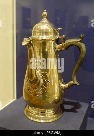 N/A. English: Exhibit in the Dallas Museum of Art, Dallas, Texas, USA. 7 May 2017, 17:29:03. Daderot 364 Coffeepot, John Fawdery, England, 1710, silver - Dallas Museum of Art - DSC05166 Stock Photo