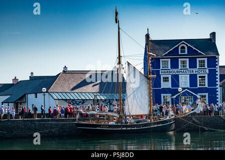 Aberaeron Harbour, UK. 27th Jun, 2018. Tops’l Schooner “Vilma” arrives at Aberaeron Harbor to mark the Bicentenary celebration of Welsh Family’s from Aberaeron leaving Wales to set up a new life in Ohio USA A  hardy group of pioneers from 16 villages between Aberaeron and Tregaron set sail from Aberaeron bound for ‘The New World’, eventually settling in Ohio in an area which became known as Little Cardiganshire. Credit: andrew chittock/Alamy Live News Stock Photo