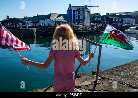 Aberaeron Harbour, UK. 27th Jun, 2018. Tops’l Schooner “Vilma” arrives at Aberaeron Harbor to mark the Bicentenary celebration of Welsh Family’s from Aberaeron leaving Wales to set up a new life in Ohio USA A  hardy group of pioneers from 16 villages between Aberaeron and Tregaron set sail from Aberaeron bound for ‘The New World’, eventually settling in Ohio in an area which became known as Little Cardiganshire. Credit: andrew chittock/Alamy Live News Stock Photo
