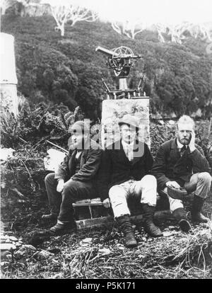 N/A. Terror Cove, Port Ross,[1] Station der deutschen Expedition III zur Beobachtung des Venusdurchgangs 1874. Von links: Hugo von Seeliger (Expeditionsleiter), Hermann Leyser (Mechaniker), Kapitänleutnant W. J. Becks (Kaiserliche Marine). Dahinter: Steinpfeiler mit Heliometer. 1874. Guido Wolfram 30 1874 German Transit of Venus Expedition III to Auckland Island, 001 Stock Photo