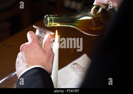432 Dekantering av vin i vinkällaren. Utställningen "Smak av svunnen tid" år 2007 - Hallwylska museet - 86378 Stock Photo