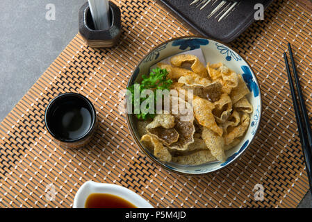 Deepfried Salmon Skin, kawa sauge Stock Photo