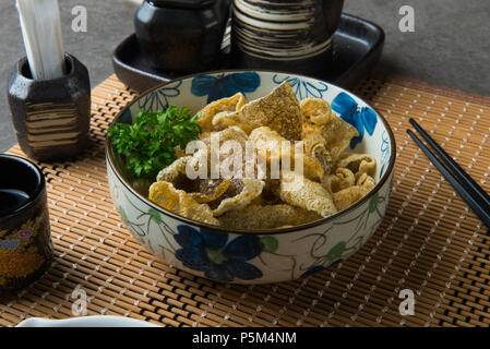 Deepfried Salmon Skin, kawa sauge Stock Photo