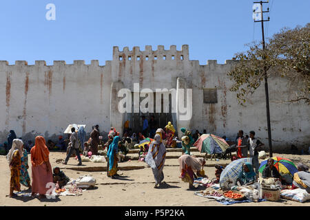 ETHIOPIA , Harar, old town, market at Argoba Gate / AETHIOPIEN, Harar, Markt am Argoba Tor der Altstadt Stock Photo