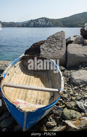 Small boat Moored on Rocky shore on the Island of Kea ( Tzia ) Aegean Sea’s Cyclades archipelago, Greece. Stock Photo