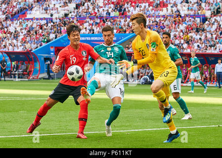 Germany - South Korea, Soccer, Kazan, June 27, 2018 Leon GORETZKA, DFB 14  compete for the ball, tackling, duel, header against Younggwon KIM, Korean Republic Nr. 19 Hyeonwoo JO, Korean Republic Nr. 23  GERMANY - KOREA REPUBLIC 0-2  FIFA WORLD CUP 2018 RUSSIA, Group F, Season 2018/2019,  June 27, 2018  Stadium K a z a n - A r e n a in Kazan, Russia. © Peter Schatz / Alamy Live News Stock Photo