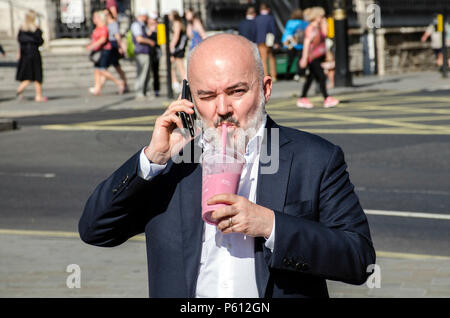 London, UK, 27 June 2018 Lunchtime sunshine in Trafalgar Square. Credit: JOHNNY ARMSTEAD/Alamy Live News Stock Photo