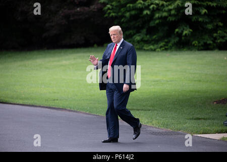 Washington, DC. 27th June, 2018. United States President Donald Trump boards Marine One as he departs the White House on June 27, 2018 in Washington, DC. Credit: Alex Edelman/CNP | usage worldwide Credit: dpa/Alamy Live News Stock Photo