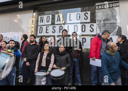City Of Buenos Aires, City of Buenos Aires, Argentina. 27th June, 2018. INT. WorldNews.- 2018 June 27, City of Buenos Aires, Argentina.- The police threatens to repress press workers of Telam, the Argentine national News Agency, who manifestate against the dismissal of 354 workers. Credit: Julieta Ferrario/ZUMA Wire/Alamy Live News Stock Photo
