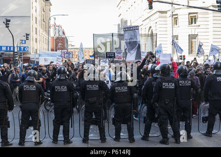 City Of Buenos Aires, City of Buenos Aires, Argentina. 27th June, 2018. INT. WorldNews.- 2018 June 27, City of Buenos Aires, Argentina.- The police threatens to repress press workers of Telam, the Argentine national News Agency, who manifestate against the dismissal of 354 workers. Credit: Julieta Ferrario/ZUMA Wire/Alamy Live News Stock Photo