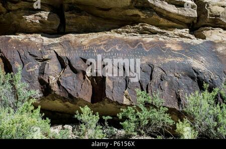 Nine Mile Canyon, Utah, USA. 27th June, 2018. Nine Mile Canyon, sometimes referred to as ''The World's Longest Art Gallery, '' contains rock art petroglyphs and pictographs created by the Fremont Indians, who lived in this area 125 miles south of Salt Lake City some 1,000 years ago. Credit: Brian Cahn/ZUMA Wire/Alamy Live News Stock Photo