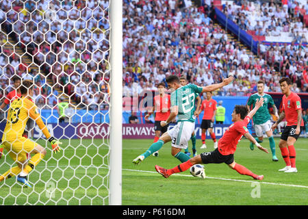 goalchance by Mario GOMEZ (GER), action in front of the goalkeeper goalkeeper Hyeonwoo JO (KOR), sweeper Youngsun YUN (KOR) grazes in, preliminary round, group F, game 43, on 06/27/2018 in Kazan, Kazan Arena. Football World Cup 2018 in Russia from 14.06. - 15.07.2018. | usage worldwide Stock Photo