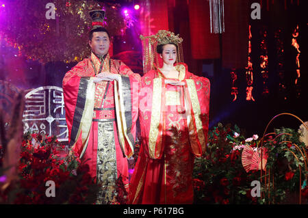 Heihe, Heihe, China. 25th June, 2018. Heihe, CHINA-25th June 2018: Russian couple experience traditional Chinese wedding ceremony with Chinese couple in Heihe, northeast China's Heilongjiang Province. Credit: SIPA Asia/ZUMA Wire/Alamy Live News Stock Photo